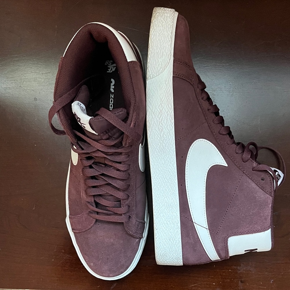 Nike Men’s SB Blazer Sneakers in Burgundy and White - Picture 4 of 7